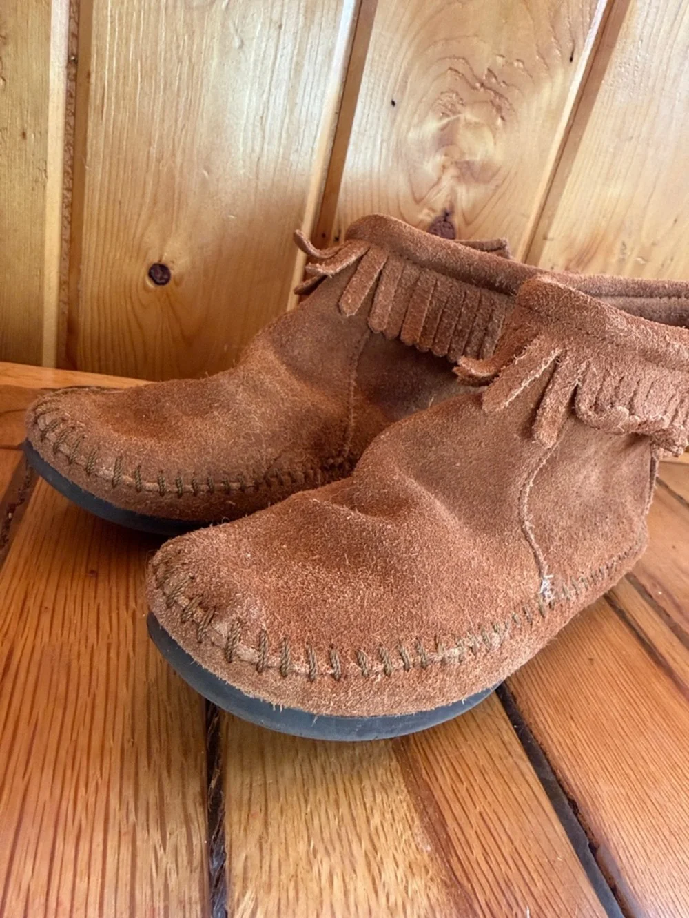 Minnetonka Kids Suede Fringe Moccasins in Chestnut Brown Size 1
